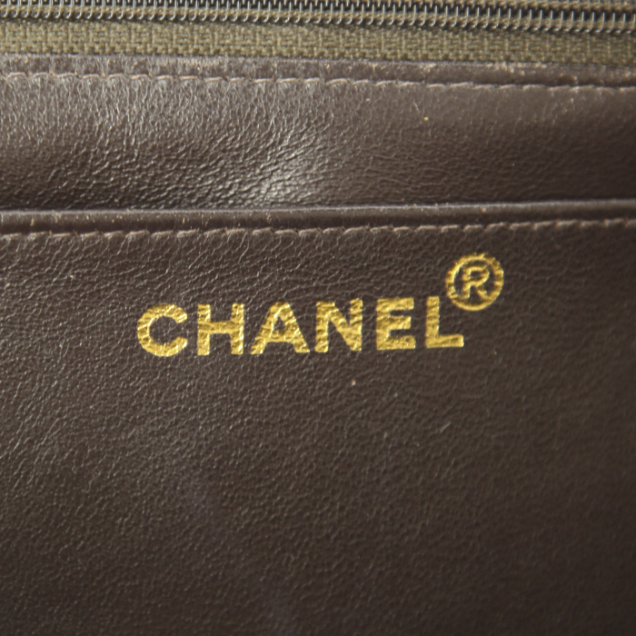 Sac à main Chanel Timeless jumbo en cuir grainé matelassé marron - Detail D4