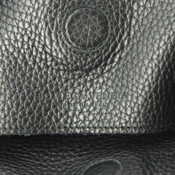 Bottega Veneta Campana handbag in black grained leather - Detail D3