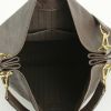 Shopping bag Louis Vuitton Metis in pelle monogram con stampa marrone scuro - Detail D3 thumbnail