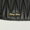Bolso bandolera Miu Miu en cuero acolchado negro - Detail D4 thumbnail