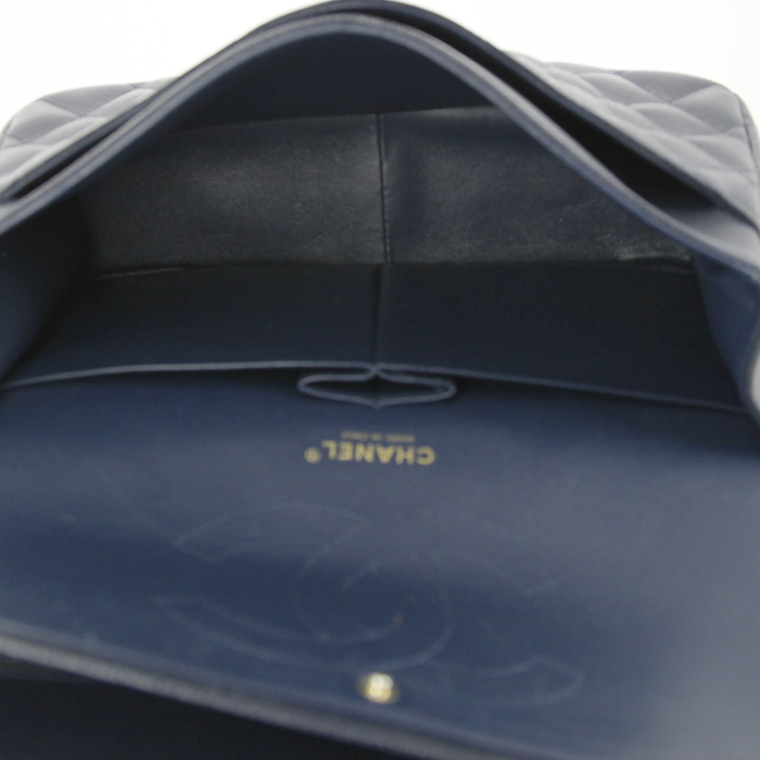 Sac à main Chanel Timeless jumbo en cuir grainé matelassé bleu-marine - Detail D3