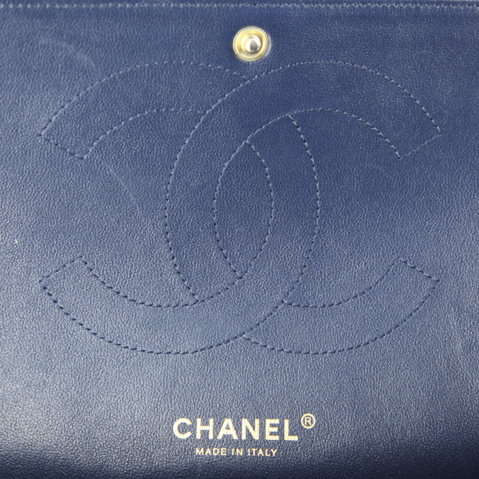 Chanel Timeless jumbo handbag in navy blue quilted grained leather - Detail D4