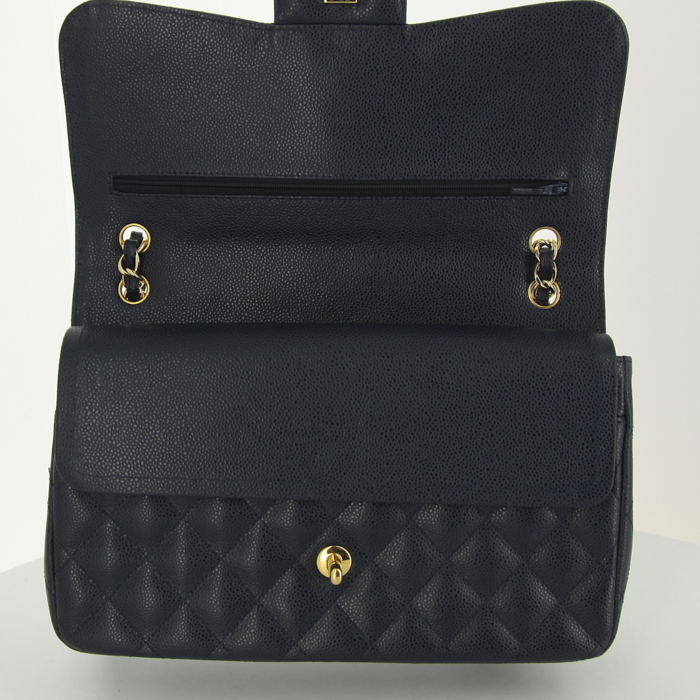 Sac à main Chanel Timeless jumbo en cuir grainé matelassé bleu-marine - Detail D5