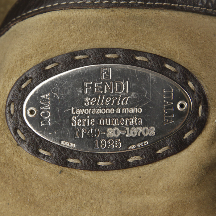 Sac à main Fendi Selleria en cuir grainé marron - Detail D3