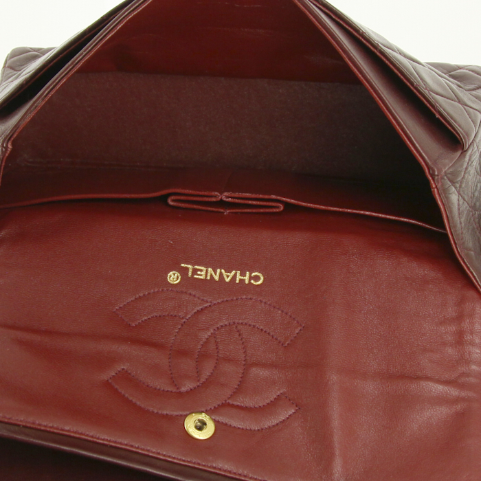 Chanel Timeless handbag in burgundy quilted leather - Detail D3