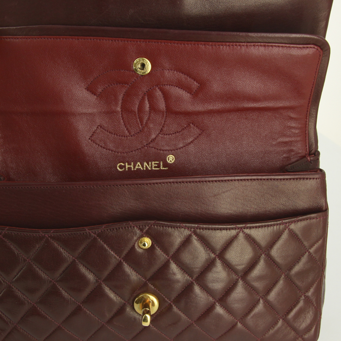 Chanel Timeless handbag in burgundy quilted leather - Detail D4