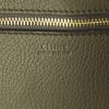 Bolso de mano Celine Tie Bag en cuero granulado color topo - Detail D4 thumbnail