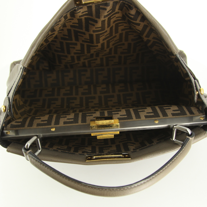 Sac à main Fendi  Peekaboo moyen modèle  en cuir taupe - Detail D2
