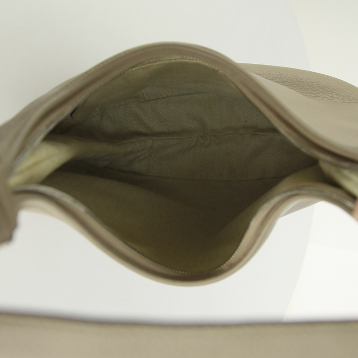 Bolso de mano Hermes Goya en cuero togo gris tórtola - Detail D2