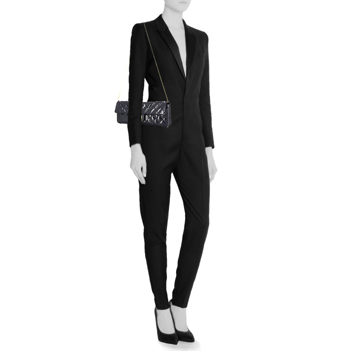 Sac porté épaule ou main Chanel 2.55 en cuir vernis matelassé violet - Detail D1