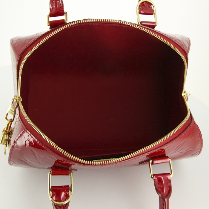 Bolso de mano Louis Vuitton en charol Monogram rojo - Detail D2