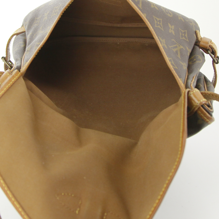 Sac bandoulière Louis Vuitton Saumur petit modèle en toile monogram enduite marron et cuir naturel - Detail D2