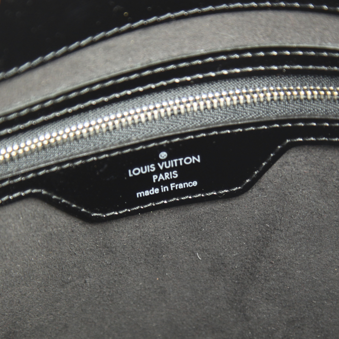 Louis Vuitton handbag in black epi leather - Detail D4