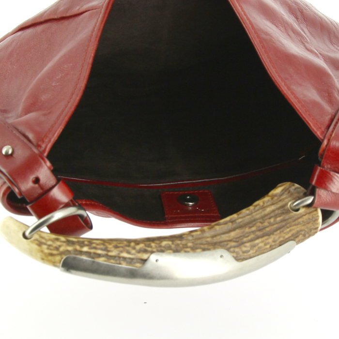 Bolso de mano Yves Saint Laurent Mombasa en cuero rojo - Detail D2