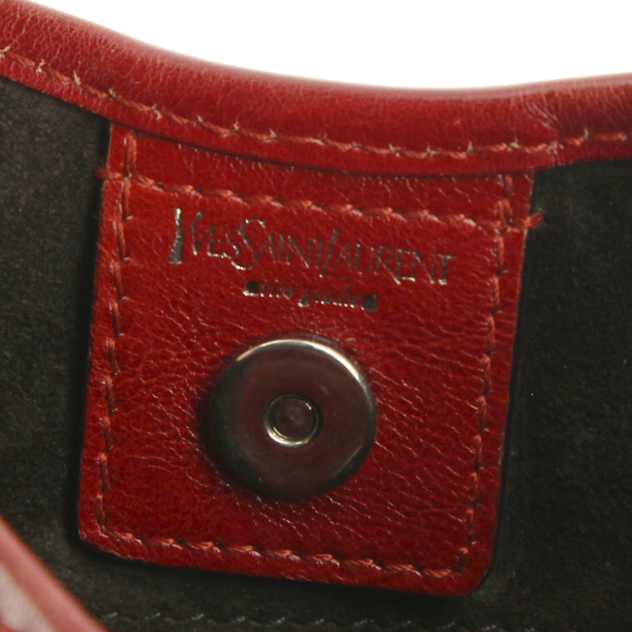 Bolso de mano Yves Saint Laurent Mombasa en cuero rojo - Detail D3