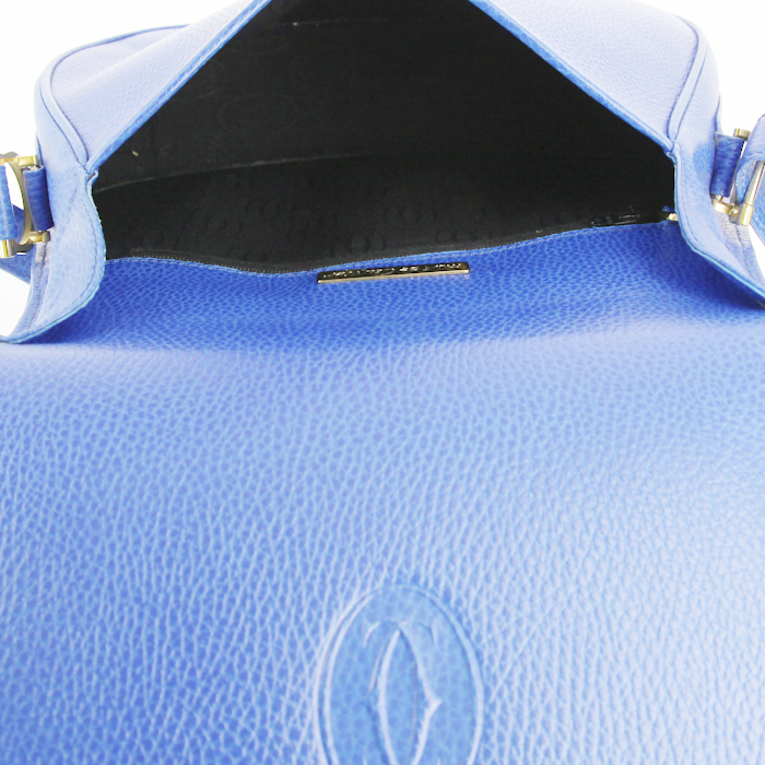 Bolso bandolera Cartier en cuero granulado azul eléctrico - Detail D2