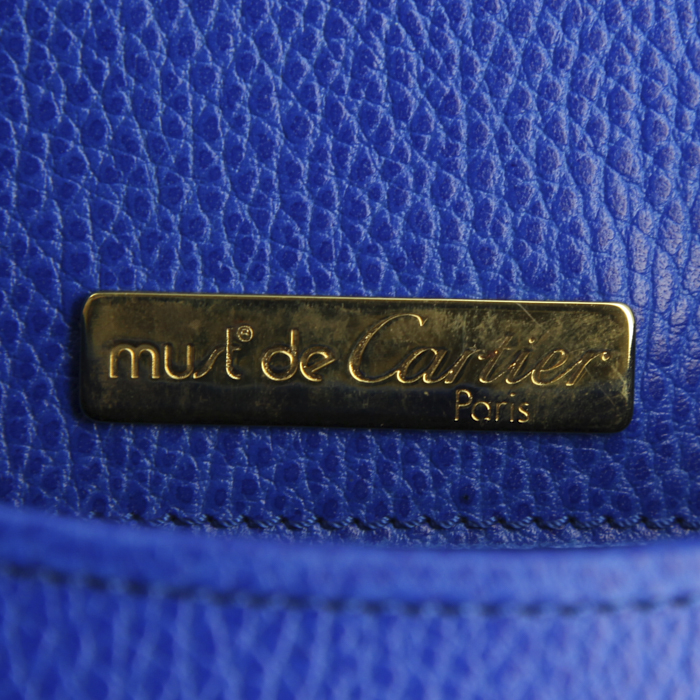 Bolso bandolera Cartier en cuero granulado azul eléctrico - Detail D3