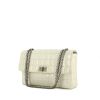Borsa a tracolla Chanel 2.55 in pelle verniciata e foderata bianca con motivo a quadri - 00pp thumbnail