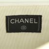 Borsa a tracolla Chanel 2.55 in pelle verniciata e foderata bianca con motivo a quadri - Detail D4 thumbnail