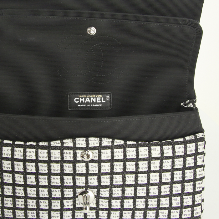 Sac à main Chanel Timeless en toile monogram noire et blanche - Detail D4