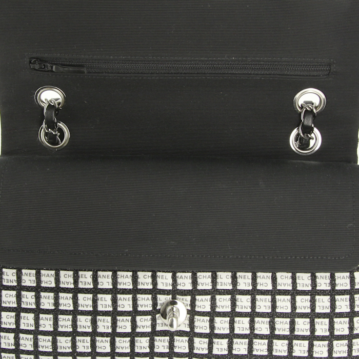 Sac à main Chanel Timeless en toile monogram noire et blanche - Detail D5