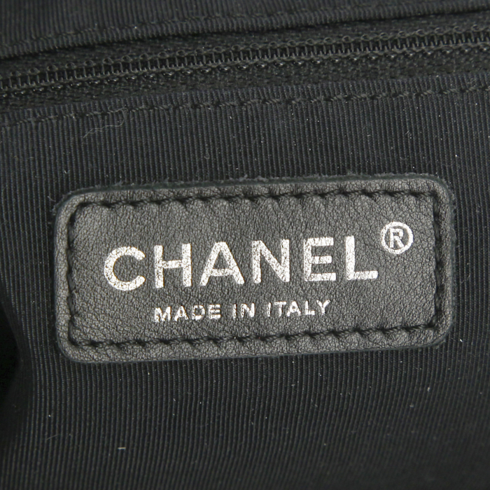 Bolso bandolera Chanel Camera en tela Monogram plateada - Detail D3