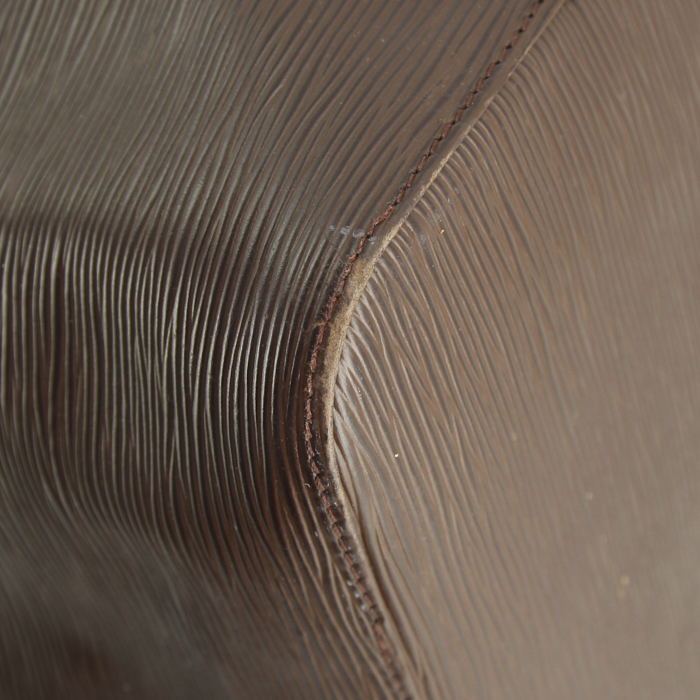 Sac cabas Louis Vuitton petit Noé petit modèle en cuir épi marron-chocolat - Detail D4