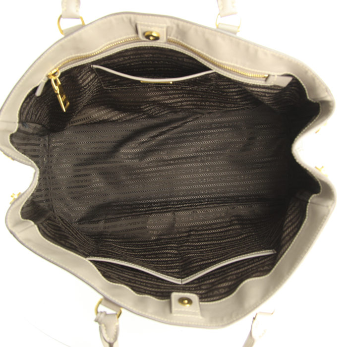 Prada handbag in taupe leather saffiano - Detail D2