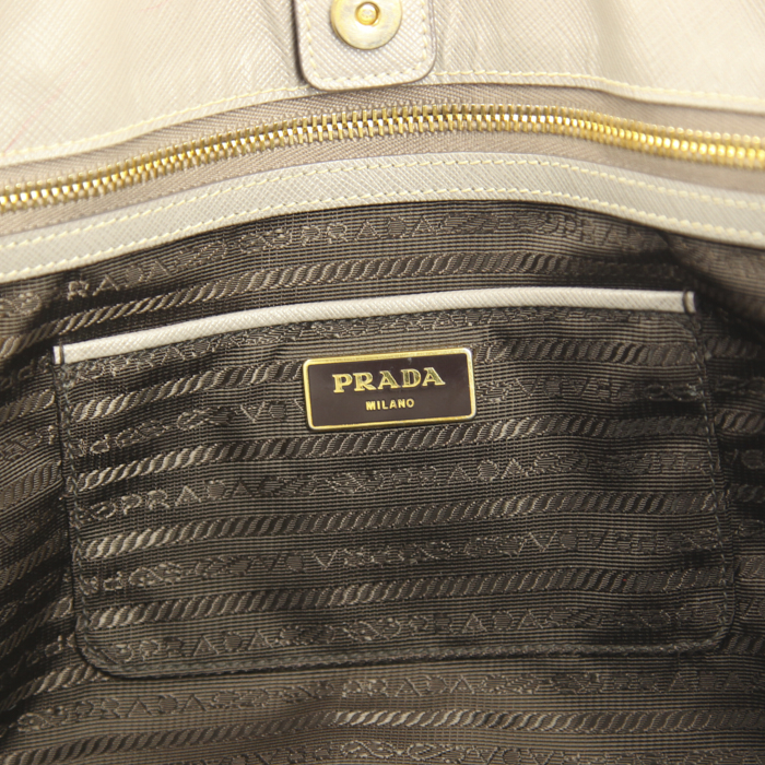 Bolso de mano Prada en cuero saffiano color topo - Detail D3
