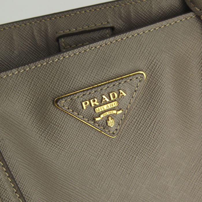 Bolso de mano Prada en cuero saffiano color topo - Detail D4