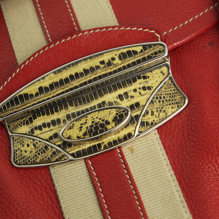 Bolso de mano Prada en cuero granulado rojo y tela beige - Detail D4