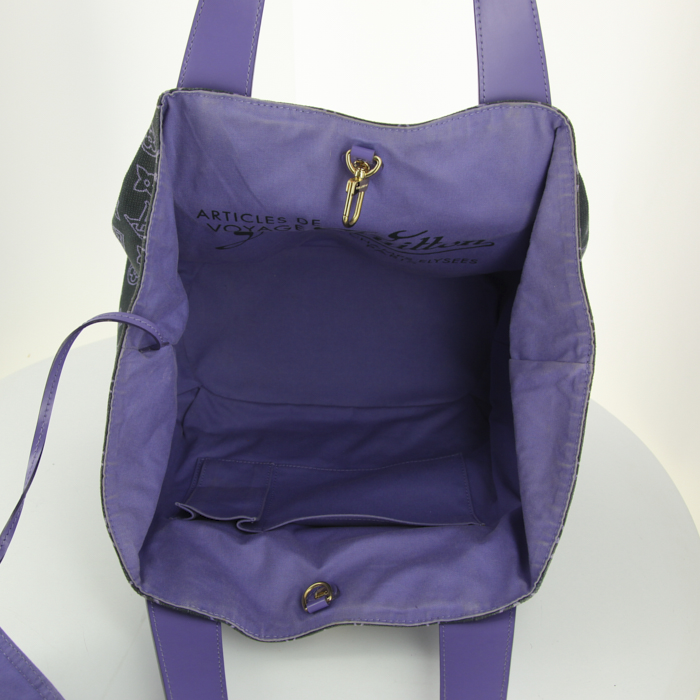 Sac à main Louis Vuitton en toile monogram grise et violette et cuir violet - Detail D3