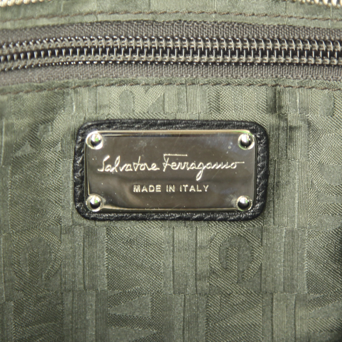 Sac à main Salvatore Ferragamo en cuir noir - Detail D4