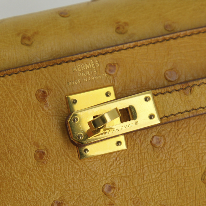 Bolso de mano Hermes Kelly en avestruz cuero natural - Detail D4