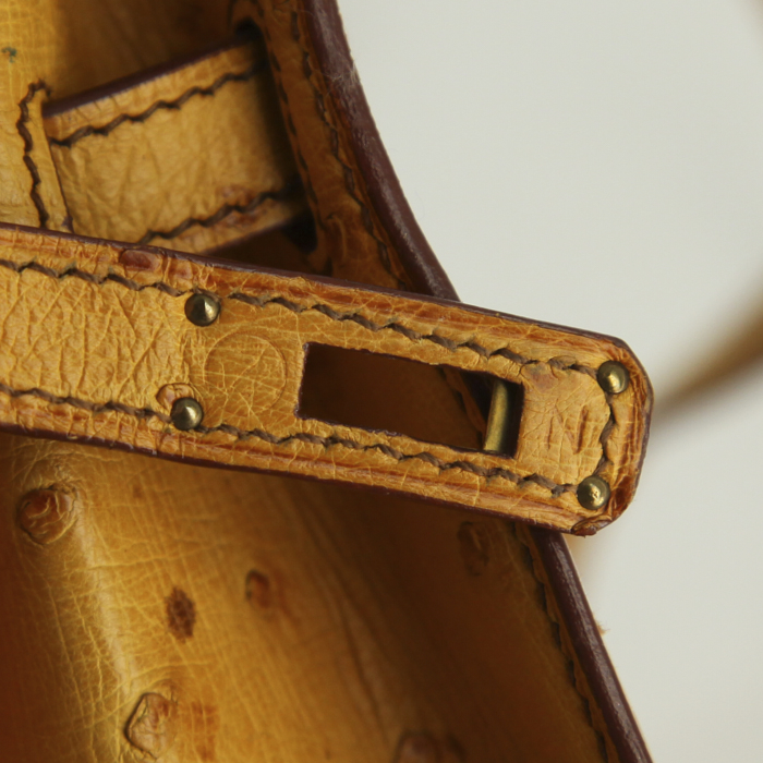 Sac à main Hermes Kelly en autruche cuir naturel - Detail D5