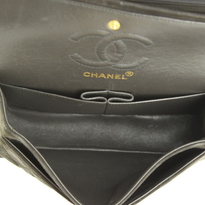 Sac bandoulière Chanel 2.55 en daim matelassé marron-foncé - Detail D3