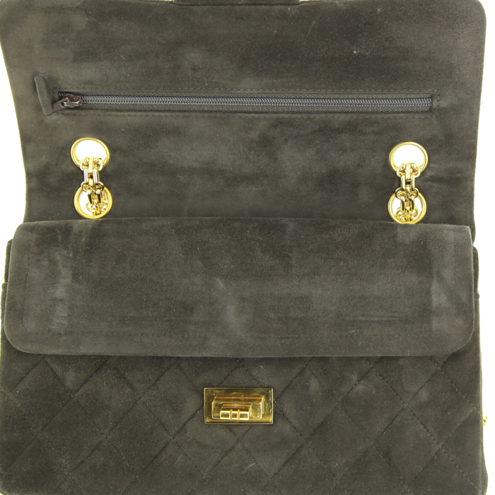 Sac bandoulière Chanel 2.55 en daim matelassé marron-foncé - Detail D5