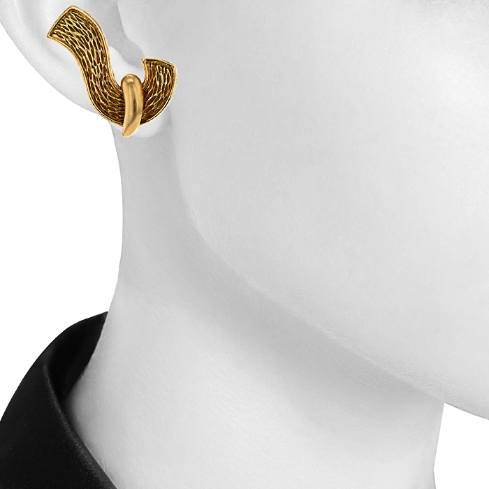 Paire de clips d'oreilles époque années 80 Rene Boivin en or jaune - Detail D1