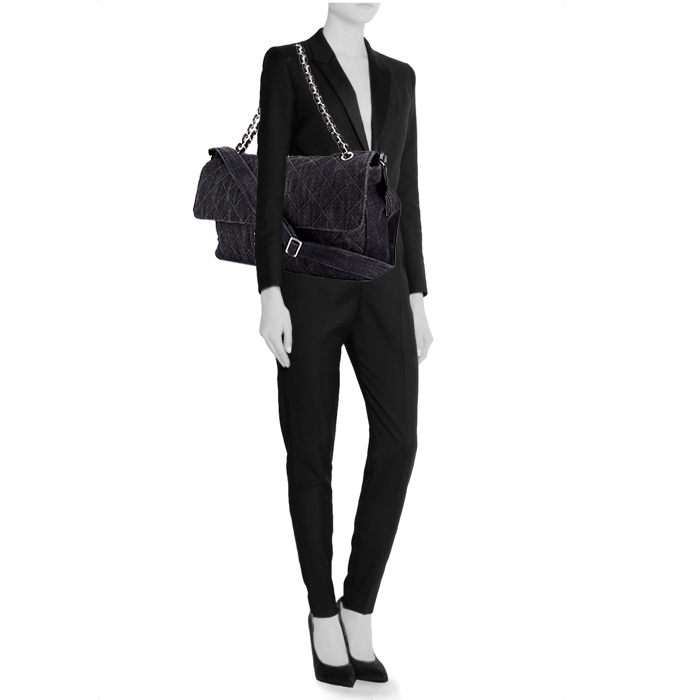Chanel large model handbag in blue jean denim canvas - Detail D2