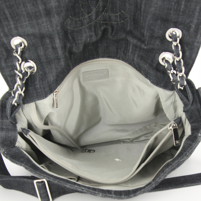 Sac à main Chanel grand modèle en toile denim bleu-jean - Detail D3