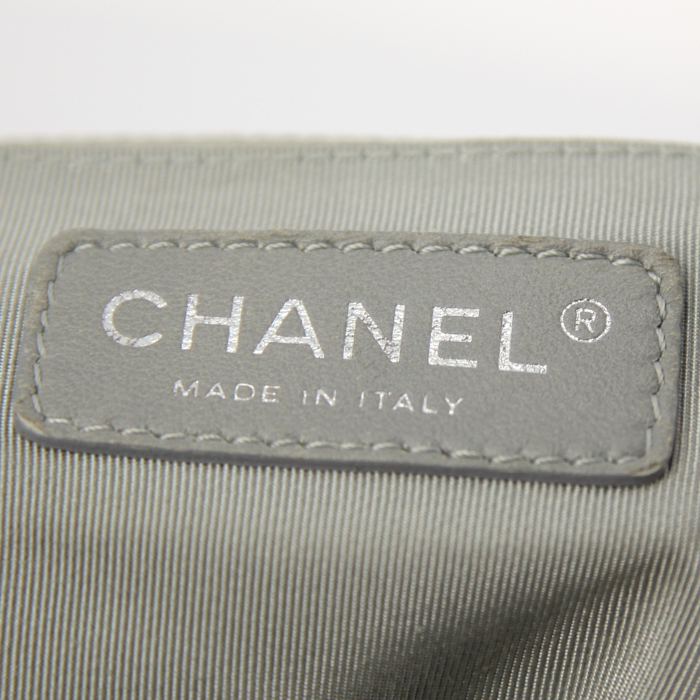 Chanel large model handbag in blue jean denim canvas - Detail D4