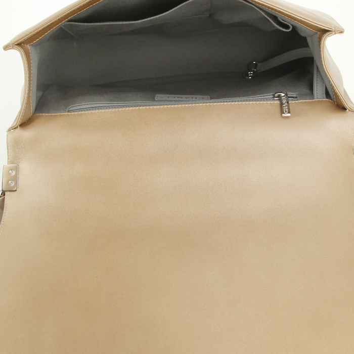 Chanel Boy large model shoulder bag in brown quilted grained leather - Detail D3