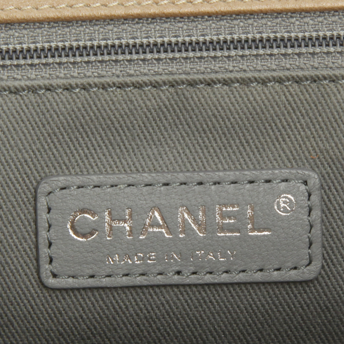 Sac bandoulière Chanel Boy grand modèle en cuir grainé matelassé marron-glacé - Detail D4