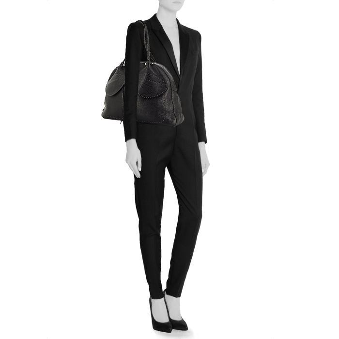 Renaud Pellegrino bag worn on the shoulder or carried in the hand in black grained leather - Detail D1