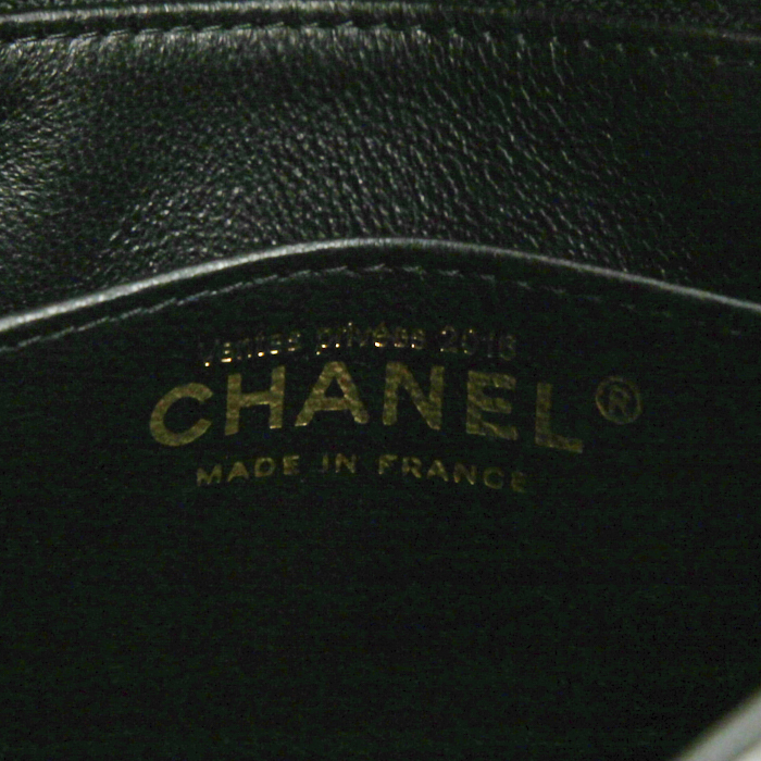Bolso bandolera Chanel Mini Timeless en cuero acolchado negro - Detail D4