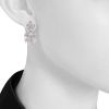 Paire de boucles d'oreilles articulée Buccellati en or blanc - Detail D1 thumbnail