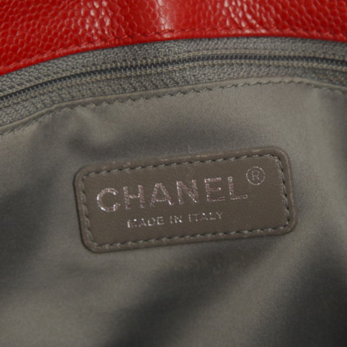 Sac cabas Chanel Grand Shopping en cuir grainé rouge - Detail D3