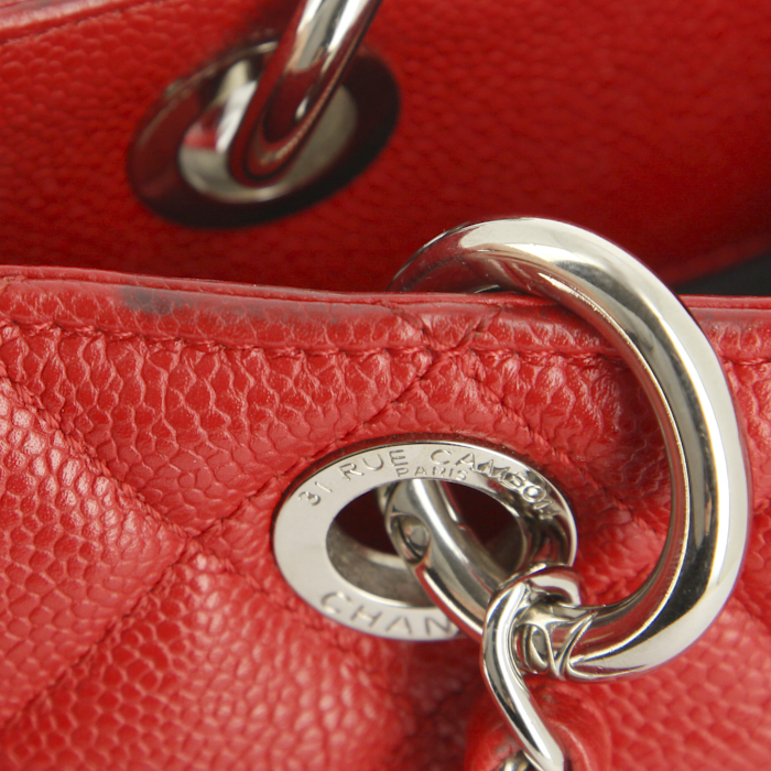 Sac cabas Chanel Grand Shopping en cuir grainé rouge - Detail D4