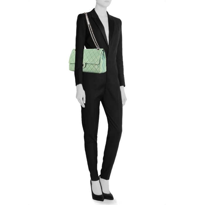 Chanel 2.55 shoulder bag in green quilted leather - Detail D1