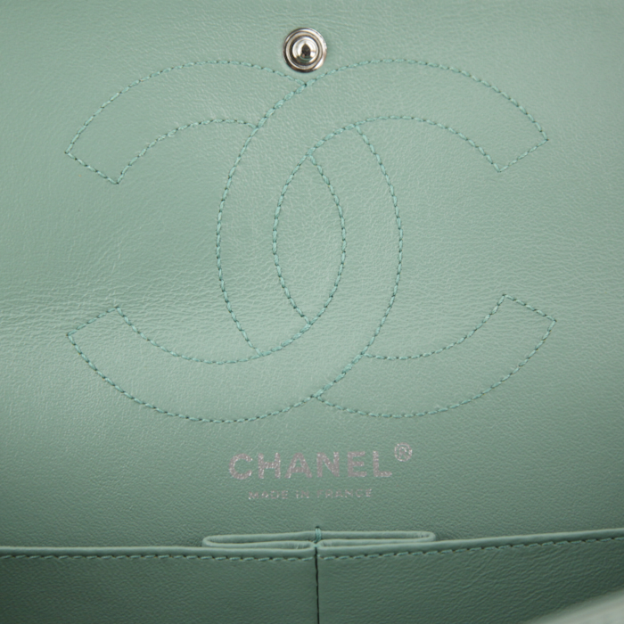 Bolso bandolera Chanel 2.55 en cuero acolchado verde agua - Detail D4